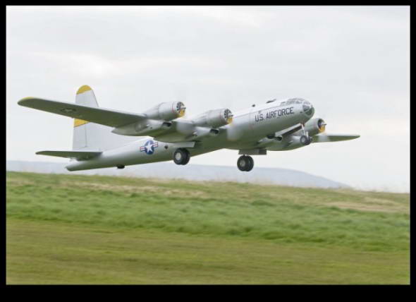 B-50轰炸机模型有96块电池,为4个电动机供电,驱动其在50米的跑道上以每小时64公里的速度飞行 B-50轰炸机模型有96块电池,为4个电动机供电,驱动其在50米的跑道上以每小时64公里的速度飞行