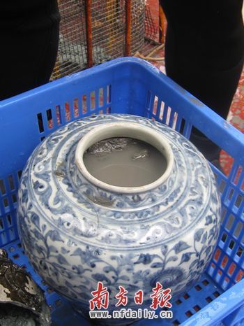 昨天（10日）打捞出水的青花大罐。