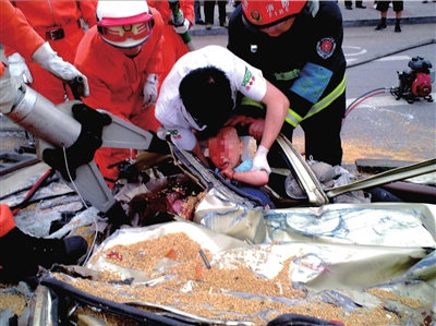 999急救人员和消防员正在解救夏利车中的小孩。消防供图 