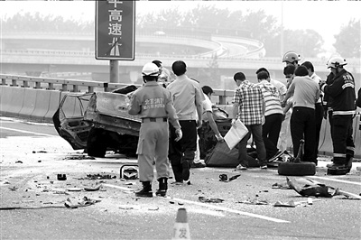 救援人员准备将车内死者遗体运走。