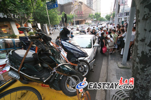 新手女司机驾车连撞三辆非机动车 致一名女子受伤(组图)