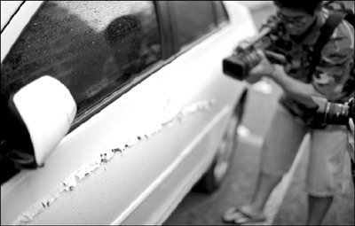 70辆车遭硫酸“毁容” 停车场未进行备案