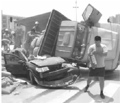 轿车被大货车压垮司机和乘客轻伤(图)