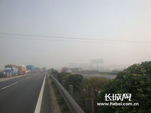 京珠高速发生30辆车连环相撞事故(组图)