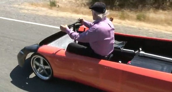 格林伍德在路上摇动手柄,驾车前进。 格林伍德在路上摇动手柄,驾车前进。