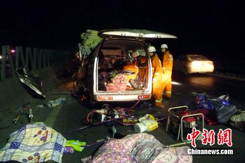 1月20日20时53分，四川成绵高速1693公里处发生一起重大追尾交通事故，造成9人死亡1人受伤。朱万洲 摄