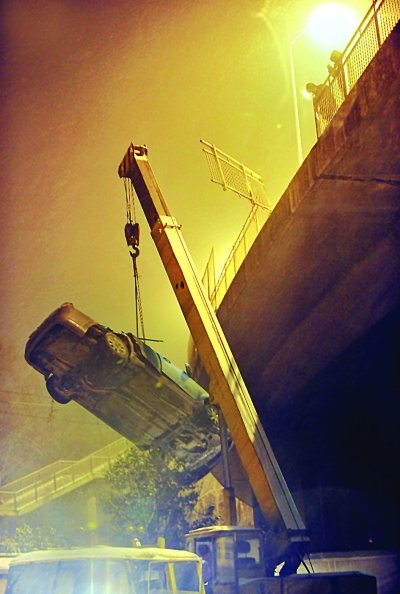 雪夜轿车失控冲下高架桥 司机受重伤(图)