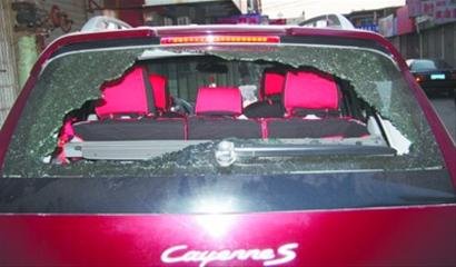 两节前后砸车盗窃增多 勿将贵重物品放车内