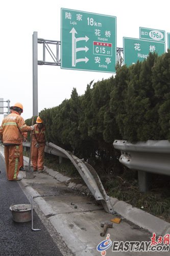 京沪高速上一轿车追尾养护车　女工不幸身亡