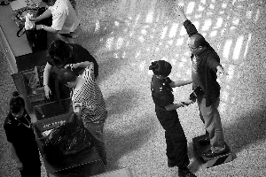 昨日下午1时，首都机场T3航站楼候机安检处，乘客正在安检。当天上午，因为安检级别提高，安检用时延长，机场一度人满为患。本报记者 王嘉宁 摄