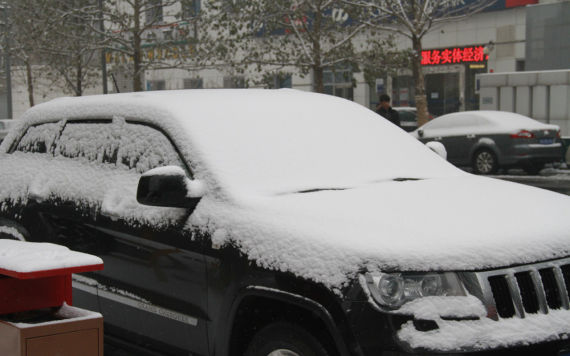 行车前请先将积雪清除