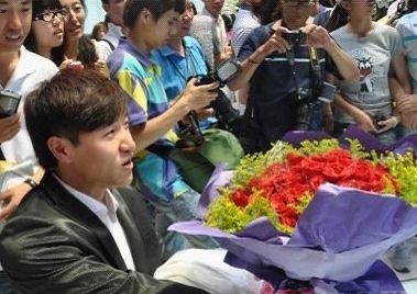 答应还是不答应 车模尴尬遭遇现场求婚