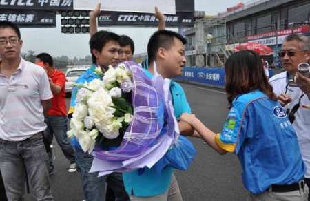 答应还是不答应 车模尴尬遭遇现场求婚