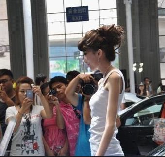 答应还是不答应 车模尴尬遭遇现场求婚