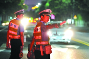 交警查车。记者莫伟浓摄