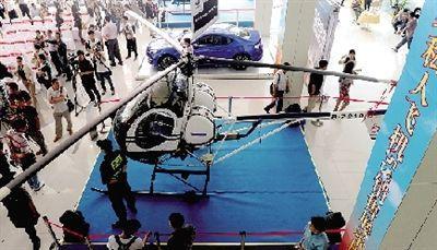 直升机进卖场，吸引了不少参观者。